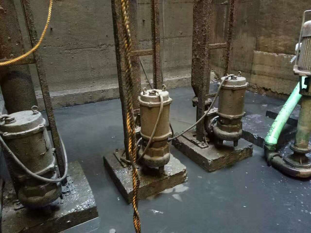 海伦污水池清理