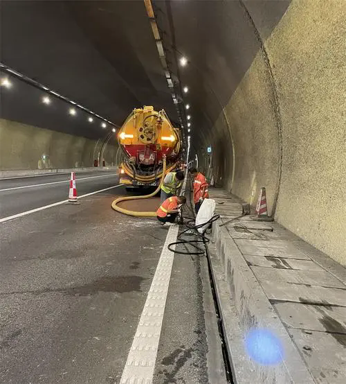 海伦隧道排水渠清淤